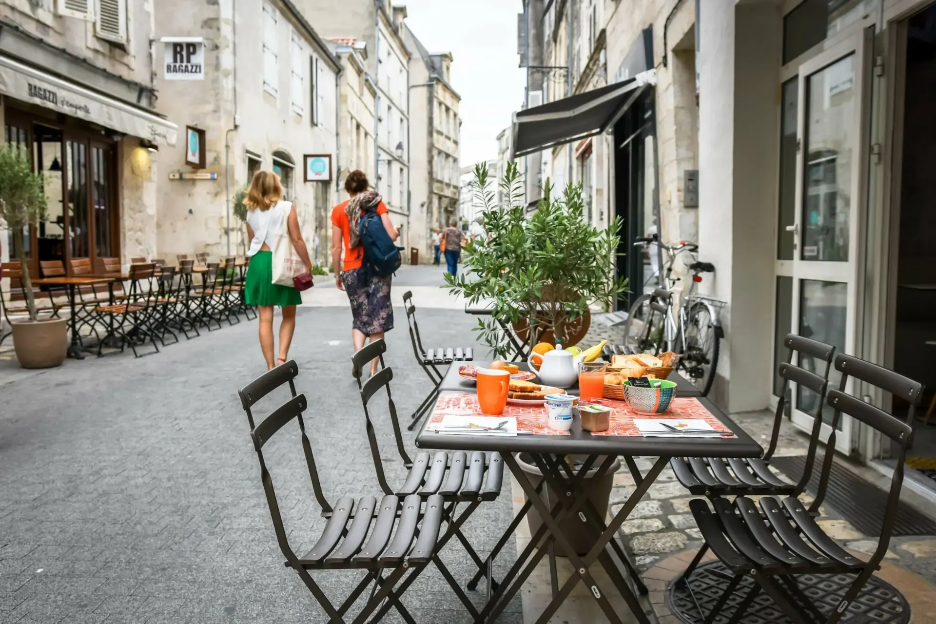Photo de notre terrasse disponible aux beaux jours pour déguster le petit déjeuner de notre hôtel à La Rochelle