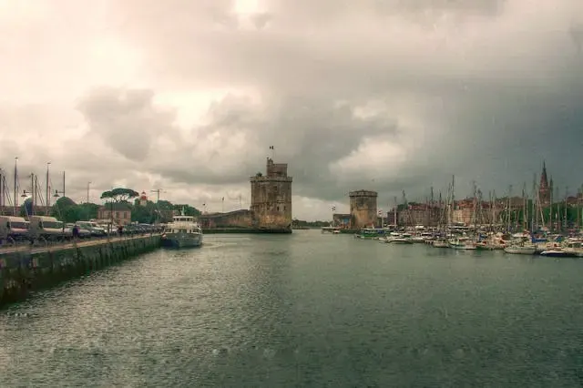Photo du vieux port de la tour Saint Nicolas et la tour de la Chaîne à La Rochelle
