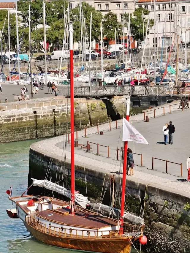 Photo d'un petit voilier sortant du vieux port de la rochelle